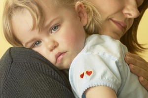 madre consolando bebe1 300x199 Consulta: mi hijo de 2 años nos pega ¿qué debo hacer?