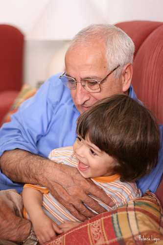 abuelo nino abrazo Consulta: mi hijo no quiere besar a sus abuelos.