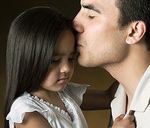 padre besando hija triste Consulta: mi hija rechaza a su padre