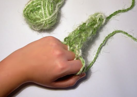 dedos Edukame Enseñando a los niños a tejer sin agujas
