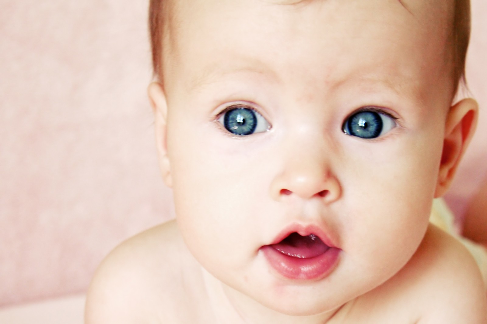 Новорожденный ребенок глазки. Глаза новорожденного. Цвет глаз младенца. Серые глаза у младенца. Глаза у новорожденных детей.