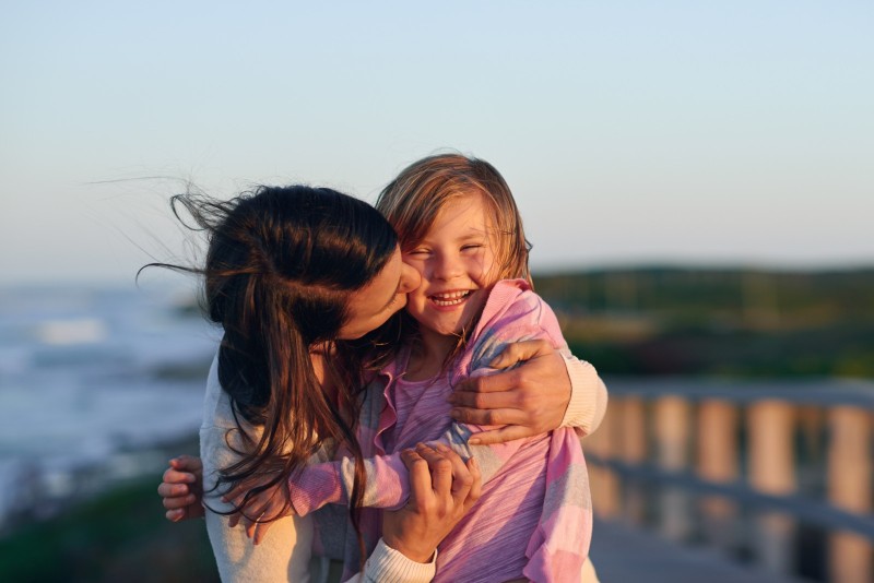 Mama y su hija abrazándose Mama y su hija abrazándose