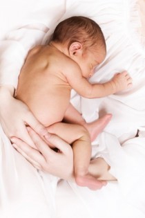 Cómo sujetar en brazos a un recién nacido