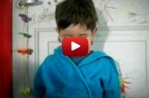Video: niño celoso de mamá
