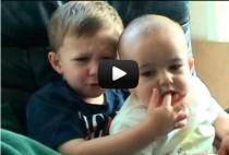 Video: Charlie me ha mordido el dedo