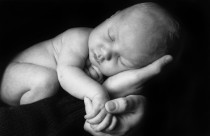 ¿Crees que coger a los bebés mucho en brazos…?