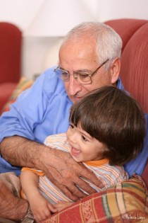 Mi hijo no quiere besar a sus abuelos.