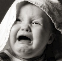¿Se debe reñir a un bebé cuando llora?