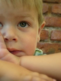 Mi hijo se vuelve a hacer pipi encima, castiga a sus juguetes y tiene miedo.