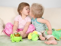 Mi hija aparenta tener relación sexual con sus muñecos