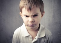 Mi hijo de 2 años nos pega ¿qué debo hacer?
