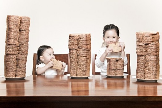 niñas comiendo pan Encuesta: Cuando un niño no come...